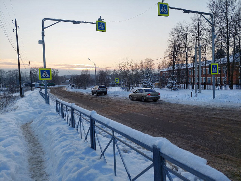 Школьники не пройдут: тротуары в Лучинском не чистят от снега
